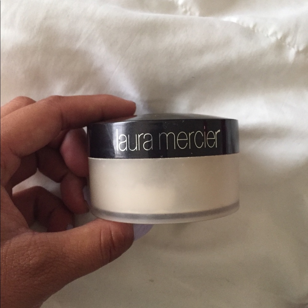Laura Mericer setting translucent powder